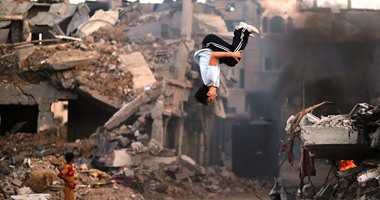 شباب غزة يمارسون الـ"باركور" على حطام البيوت بعد 35 يومًا من العدوان