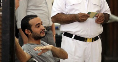 دفاع أحمد دومة يحضر جلسة محاكمته فى أحداث الوزراء ويعتذر عن التأخير