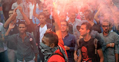 "الوايت نايتس" يشعلون الشماريخ بجامعة القاهرة ويهتفون ضد الداخلية
