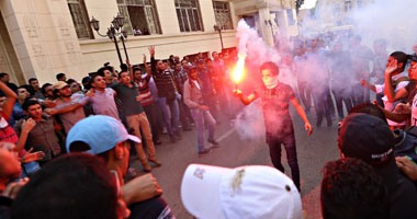 انتظام الدراسة بجامعة القاهرة وطلاب الإخوان يتظاهرون ويشعلون الشماريخ