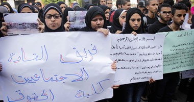 مسيرة جامعة الإسكندرية تتشح بالسواد للتنديد بأحداث العريش