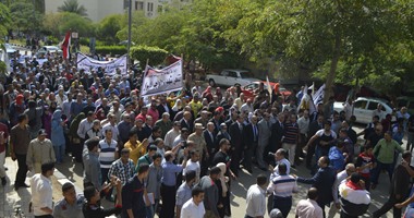 انتفاضة من الطلبة وأعضاء هيئة التدريس بجامعة المنصورة تندد بالإرهاب 