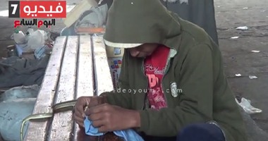 بالفيديو.. صبى يربى “ثعبانا”  ويتجول به فى شوارع الجيزة