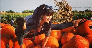 هيلاريا بالدوين تمارس اليوجا على الـ"pumpkins"