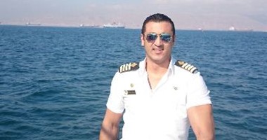 وزارة الرياضة ترعى بطلا مصريا "يأكل ويشرب تحت الماء"