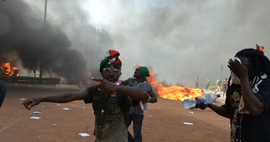 متظاهرو بوركينا فاسو يضرمون النار بمبنى البرلمان ومقر الحزب الحاكم