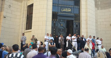 مواطنون يتظاهرون أمام دار القضاء للمطالبة بمحاكمة أعضاء 6 إبريل
