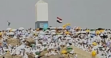 الحجاج المصريون يرفعون علم مصر أعلى جبل الرحمة بعرفات