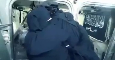 بالفيديو..شاهد اللحظات الأخيرة لامرأة داعشية قبل تنفيذها عملية انتحارية