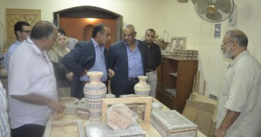 بالصور.. أبوسعدة يتفقد مركز الحرف التقليدية ويقرر إقامة معرضًا لمنتجاته