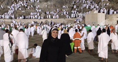 ياسمين عبد العزيز تنشر صورتها أمام جبل عرفات على "فيس بوك"