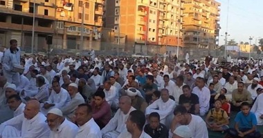 الألاف يصلون العيد بمسجد مصطفى محمود وعمرو بن العاص وسوق السيارات