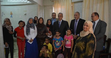 محافظ المنيا يزور أطفال مؤسستى البنين والبنات لتهنئتهم بعيد الأضحى