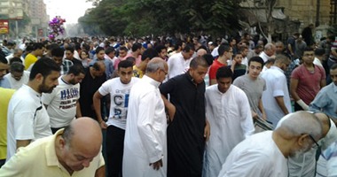 بالصور.. الآلاف من أهالى شبرا يؤدون صلاة العيد بمسجد الخازندارة