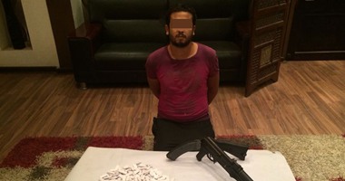 القبض على عاطل وبحوزته بندقية آلية بشبرا الخيمة