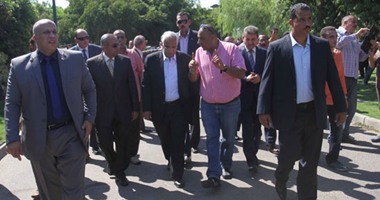 سيدة تُطالب بالإفراج عن مبارك خلال جولة محافظ القاهرة