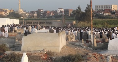 بالفيديو.. الآلاف من أهالى "كوم الفرج" بـالبحيرة يشيعون جنازة المدرس القتيل
