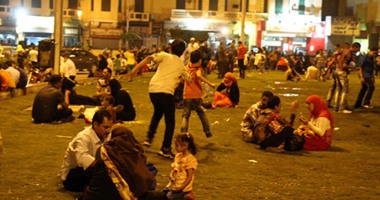 فى ثانى أيام العيد.. الجيش يؤمن احتفالات المواطنين بـ"التحرير".. واستمرار تمركز ا?ليات العسكرية على مداخل الميدان.. وانتشار أمنى مكثف بـ"الكورنيش".. و"شفت تحرش" تمشط كوبرى قصر النيل لمواجهة الظاهرة