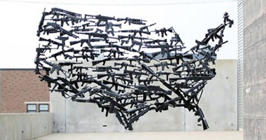 بالصور.. فنان يصنع خريطة من الأسلحة النارية للولايات المتحدة