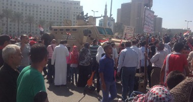 مدرعة "التدخل السريع" تجوب "التحرير".. والمحتفلون يستقبلونها بالتصفيق