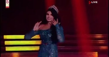 بالصور والفيديو.. سقوط "كارن غراوى" ملكة جمال لبنان على المسرح يثير السخرية