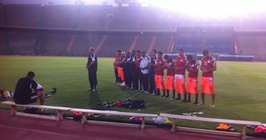 لاعبو المنتخب يؤدون صلاة المغرب قبل بدء المران