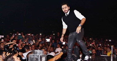 توقف حفل تامر حسنى لتلقى تكريمه على مجمل مشواره الفنى