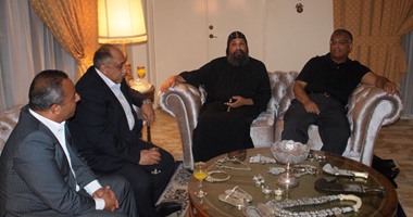 السفير المصرى بسلطنة عمان يستقبل الأنبا بيشوى لتهنئته بالعيد