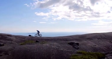 بالفيديو.. "دانى ماكاسكل" يتحدى الموت ويتسلق الجبال باحترافية عجيبة