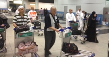 810 حجاج فلسطينيين يغادرون مطار القاهرة متوجهين إلى الأرضى المقدسة