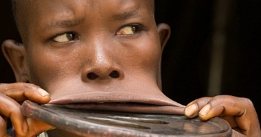 بالصور.. نساء قبيلة إثيوبية يُكبرن شفاههن بأقراص الطين