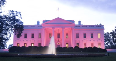 بمناسبة شهر التوعية.. البيت الأبيض يكتسى باللون الوردى دعما لمقاتلات سرطان الثدى