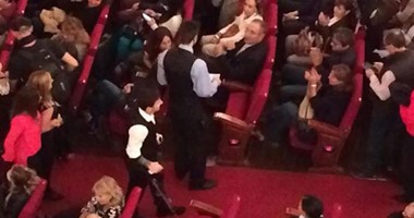 ميسى يظهر فى سينما برشلونة بـ"العكاز"