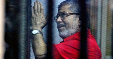 بالصور.. إيداع "مرسى" والمتهمين بـ"التخابر مع قطر" قفص المحكمة وبدء جلسة محاكمتهم