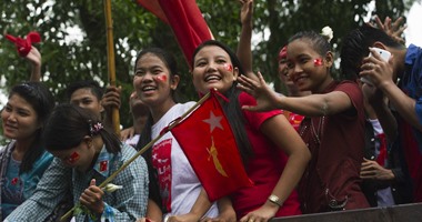بالصور.. أنصار زعيمة المعارضة فى ميانمار "سان سو كى" يستقبلونها فى يانجون