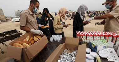 بالصور.. خفر سواحل ليبيا يقدم الطعام للمهاجرين بعد محاولات فرارهم لأوروبا