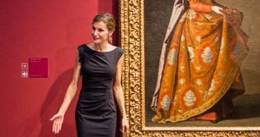 ملكة إسبانيا تفتتح معرض الرسام الإسبانى فرانسيسكو وتلتقط صورا بجانب أعماله