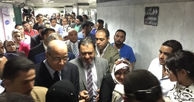 بالصور.. وزير الصحة من السويس: لن أسمح بأى إهمال.. وتطبيق منظومة التأمين الجديدة بالسويس خلال شهر.. وفتح كل ملفات المشروعات المتعثرة والاهتمام بالمستشفيات الحكومية.. ومواطنون يشكون من الإهمال