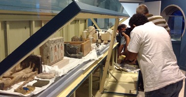 وزير الآثار يتفقد متحف المطار قبل توجهه لـ"اليابان" لافتتاح "عصر بناة الأهرام"