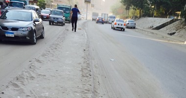 بالصور.. عمال وسيارات تنظيف الشوارع تلقى الأتربة على أرصفة المريوطية بالهرم