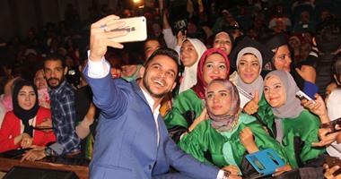 تكريم نجوم الفن والإعلام فى حفل خريجى آداب إعلام عين شمس