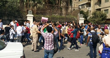  بالفيديو.. طلاب الثانوية يتظاهرون "بالدفوف" اعتراضا على درجات السلوك