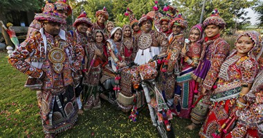 بالسارى والورد والألوان.. الهنود يرقصون "الجاربا" تكريما لإله الهندوس