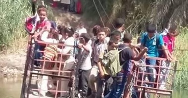 صحافة مواطن.. فيديو يوضح تعرض أطفال قرية بسوهاج للخطر بسبب معدية على النيل
