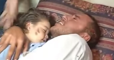 بالفيديو.. مشهد مؤلم.. شاب فلسطينى يودع طفلته الشهيدة