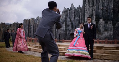 الخطوبة على الطريقة الكورية.. عروسان يحتفلان بالشارع بمناسبة عيد العمال