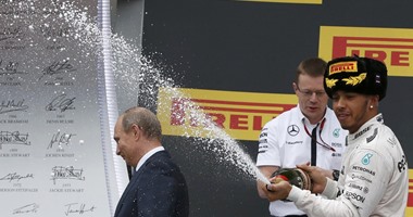بالصور.. أحد الفائزين بسباق فورميلا 1 يرش بوتين بالشمبانيا احتفالا بفوزه