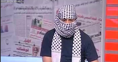 جابر القرموطى يرتدى العقال الفلسطينى ويحمل حجارة للتضامن مع قضية القدس