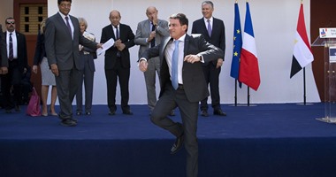 رئيس وزراء فرنسا يستعرض رشاقته خلال زيارته لمدرسة "الليسيه" بالمعادى