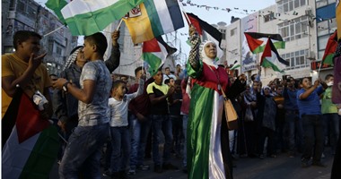 الفلسطينيون يحتفلون برفع العلم الفلسطينى على مقر الأمم المتحدة